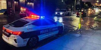 Policías evitan otra tragedia e impiden que hombre cruce canal durante lluvia en Hermosillo