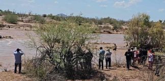 Rescatan a familia atrapada tras intentar cruzar río en Caborca