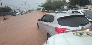 Rescatan a dos personas atrapadas tras lluvias en avenida de Nogales Rescatan a dos personas atrapadas tras lluvias en avenida de Nogales