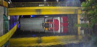 Rescatan a conductor de tráiler atrapado en paso a desnivel inundado de Cajeme tras intensas lluvias Rescatan a conductor de tráiler atrapado en paso a desnivel inundado de Cajeme tras intensas lluvias