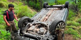 Vehículo cae a barranco y deja dos lesionados en carretera de Ures Vehículo cae a barranco y deja dos lesionados en carretera de Ures