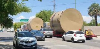 Tráileres con tanques quedan atorados en puente peatonal y provocan caos vial en Hermosillo