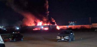 Incendio consume tres bodegas al poniente de Hermosillo; participaron 50 bomberos Incendio consume tres bodegas al poniente de Hermosillo; participaron 50 bomberos