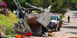 Jardinero muere y dos personas resultan lesionadas tras volcadura de camioneta dentro de fraccionamiento