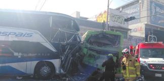 Choque entre autobús y camión urbano deja ocho lesionados; tres están graves
