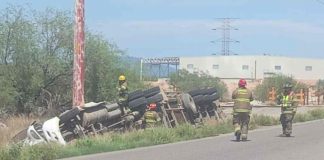 Vuelca pipa con 58 mil litros de gas natural en Hermosillo; conductor queda atrapado Vuelca pipa con 58 mil litros de gas natural en Hermosillo; conductor queda atrapado