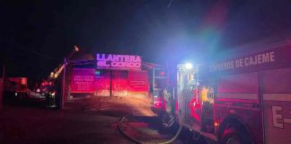 Incendio consume llantera en Ciudad Obregón; bomberos controlan las llamas tras más de una hora de labores