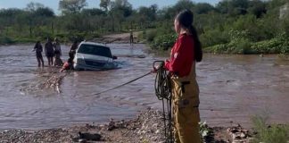 Rescatan a familia atrapada en arroyo de Ures; Bomberos llaman a extremar precauciones