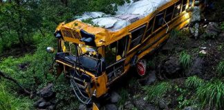 Autobús escolar menonita cae a barranco en Chihuahua; una joven muere y hay 25 heridos