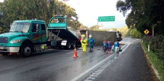 Cierran autopista México-Cuernavaca por volcadura de tráiler con ácido clorhídrico