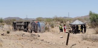 Vuelca autobús de pasajeros al sur de Hermosillo; reportan una persona muerta y 9 heridos