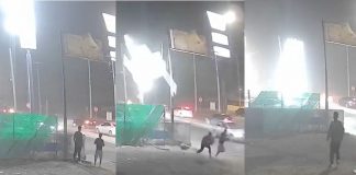 Fuertes vientos derriban anuncio de Farmacias Similares en Hermosillo; un vehículo resulta dañado