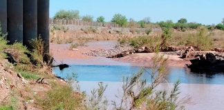 Río San Miguel sorprende a habitantes de San Pedro El Saucito tras creciente por lluvias; autoridades piden evitar cruzarlo