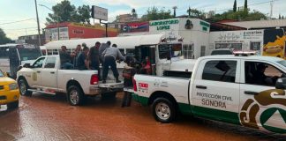 Arroyo arrastra tierra y deja varada unidad de transporte en Nogales; PC y Bomberos auxilian a pasajeros