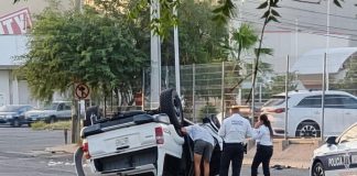 Vuelca camioneta tras fuerte choque en Hermosillo; se habría pasado el semáforo en rojo Vuelca camioneta tras fuerte choque en Hermosillo; se habría pasado el semáforo en rojo