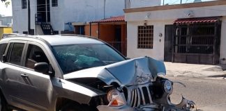 Camioneta impacta poste de la CFE tras perder el control al poniente de Hermosillo