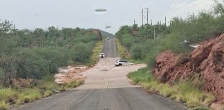 Intento de cruce en arroyo de Tubutama activa operativo de emergencia; Protección Civil pide no arriesgarse