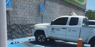 Exhiben a vehículo de Protección Civil ocupando un cajón para discapacitados en Hermosillo; dependencia investiga el caso
