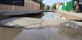 Socavón por colapso de drenaje cierra calle en el poniente de Hermosillo; autoridades piden evitar la zona