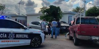 Choque entre pick up y sedán termina contra vivienda en Hermosillo