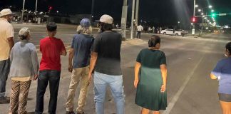 Falta de luz lleva a vecinos a protestar y bloquear calles al norte de Hermosillo Falta de luz lleva a vecinos a protestar y bloquear calles al norte de Hermosillo