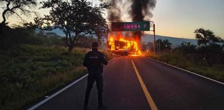 Amanece Michoacán entre disparos, bloqueos y vehículos incendiados