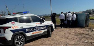 Choque-volcamiento deja tres personas lesionadas al sur de Hermosillo
