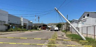 Vehículo derriba dos postes de la CFE y huye del lugar; cierran calle al oriente de Hermosillo