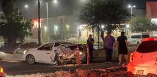 Choque entre dos vehículos deja una persona lesionada al poniente de Hermosillo