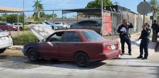 Falla eléctrica provoca incendio de vehículo en el centro de Hermosillo