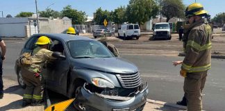 Vehículo evita chocar contra camión urbano y termina impactado contra letrero vial en Hermosillo Vehículo evita chocar contra camión urbano y termina impactado contra letrero vial en Hermosillo