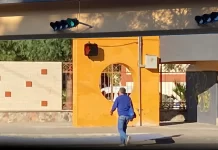Ya funciona semáforo peatonal frente a Unison en Hermosillo… pero algunos no esperan y cruzan con luz verde