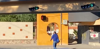 Ya funciona semáforo peatonal frente a Unison en Hermosillo… pero algunos no esperan y cruzan con luz verde