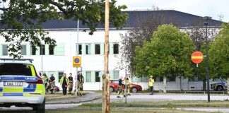 Joven de 18 años ataca con una espada dentro de escuela; reportan un muerto y tres heridos