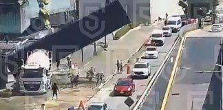 Cae enorme estructura sobre camioneta en Edomex y deja a conductora sin vida (VIDEO) Cae enorme estructura sobre camioneta en Edomex y deja a conductora sin vida (VIDEO)