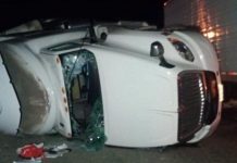 Vuelca tráiler cargado con sandías en carretera Ímuris-Cananea