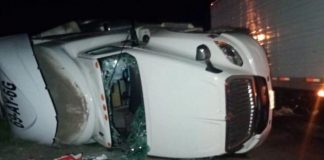 Vuelca tráiler cargado con sandías en carretera Ímuris-Cananea