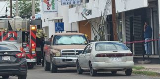 Bomberos retiran cristales a punto de caer en edificio del Centro de Hermosillo