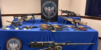 Autoridades de Arizona desmantelan presunta red de tráfico de armas con destino a México; acusan a 28 personas