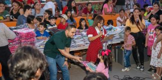Entrega René García paquetes escolares a niñas y niños del distrito 12, al oriente de Hermosillo