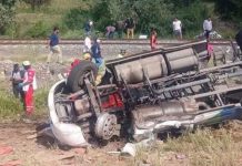 Conductor queda prensado tras volcar tráiler en carretera Magdalena-Santa Ana