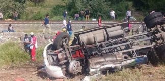 Conductor queda prensado tras volcar tráiler en carretera Magdalena-Santa Ana Conductor queda prensado tras volcar tráiler en carretera Magdalena-Santa Ana