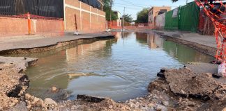 Afectan a vecinos malos olores por el flujo de aguas negras del megasocavón en colonia Sahuaro de Hermosillo