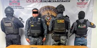 Detienen a hombre con uniforme clonado de la policía Pakal, arma y presunta droga en Chiapas Detienen a hombre con uniforme clonado de la policía Pakal, arma y presunta droga en Chiapas