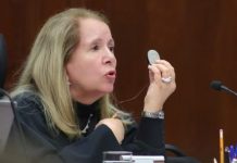 Loretta Ortiz se quita implante coclear en sesión de la SCJN para pedir que personas con discapacidad sean escuchadas Loretta Ortiz se quita implante coclear en sesión de la SCJN para pedir que personas con discapacidad sean escuchadas