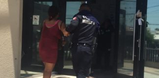 Ayudan policías de Hermosillo a mujer en labor de parto; la trasladan al hospital Ayudan policías de Hermosillo a mujer en labor de parto; la trasladan al hospital