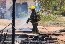 Fuerte incendio arrasa iglesia de madera y lámina en Hermosillo