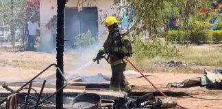 Fuerte incendio arrasa iglesia de madera y lámina en Hermosillo