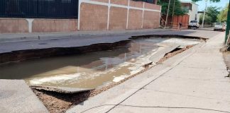 Cae hombre a megasocavón que se formó tras lluvias en colonia El Sahuaro de Hermosillo