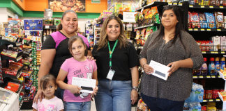 Abarrey entrega tablets a ganadoras de dinámica de regreso a clases en Hermosillo